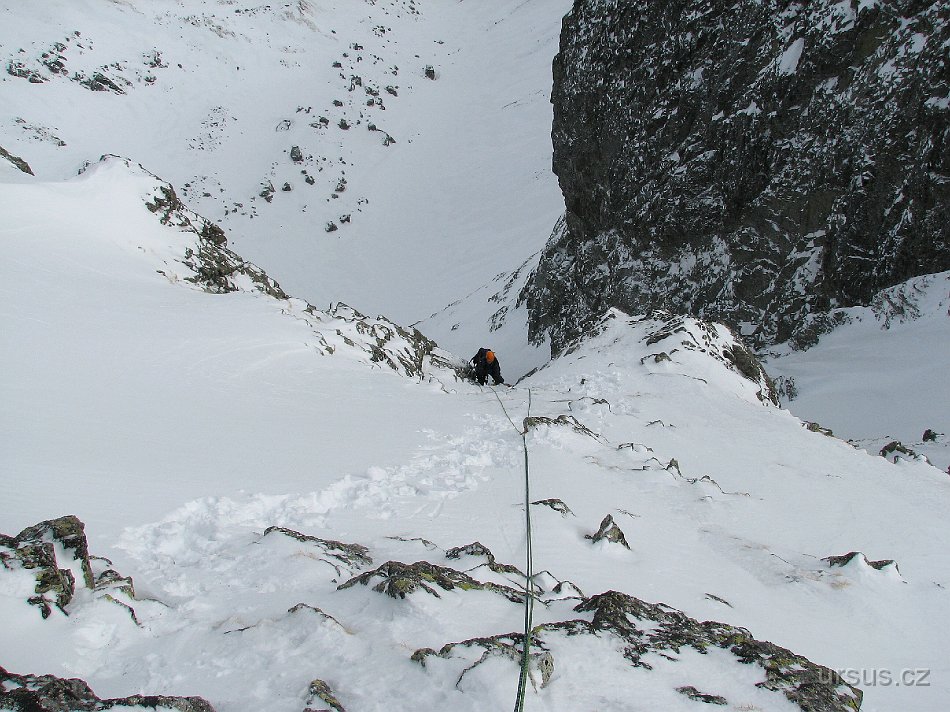 tatry 230.jpg - Cesta podle průvodce vede čistě žlabem. Martin ale udělal svoji variantu tím, že asi v půlce žlabu odbočil doprava do stěny a cestu tak okořenil o pěkné mixové úseky, ve kterých by se snad zapotil i Stoupa :))